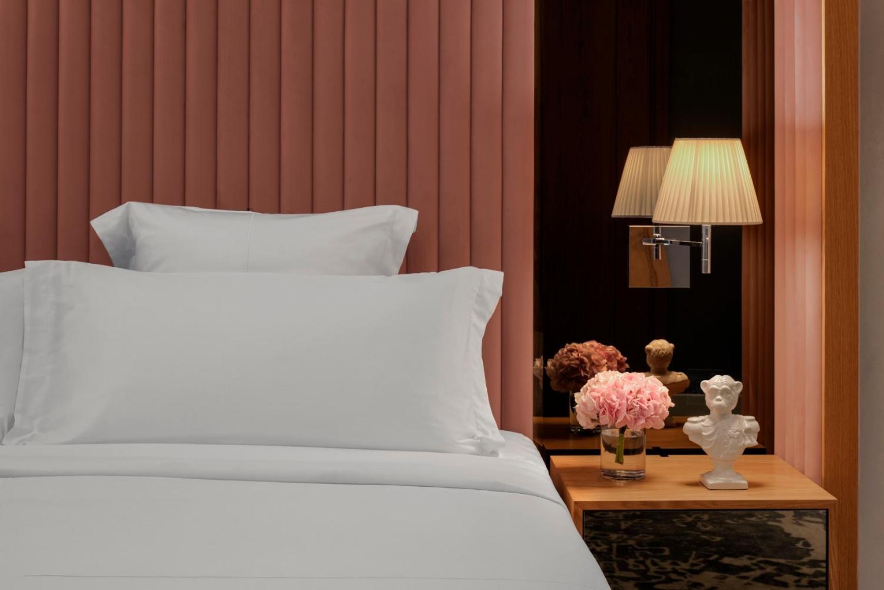 Sls Dubai Hotel & Residences Exterior foto A bed with two pillows
